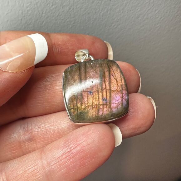 21mm PURPLE FLASH Labradorite pendant in solid sterling silver! - Picture 1 of 11